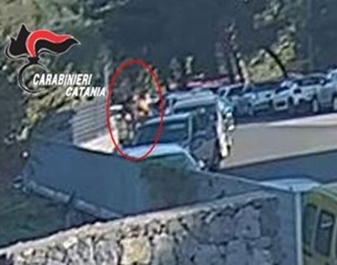 Ruba un trolley da un’auto sotto l’occhio della telecamera: denunciato un 19enne di Mascali