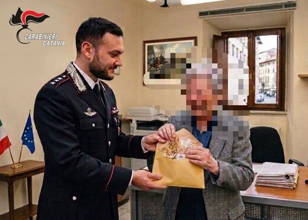 Truffatore si spaccia per Carabiniere al telefono, ma i veri militari dell’Arma lo aspettano sul pianerottolo: arrestato 19enne