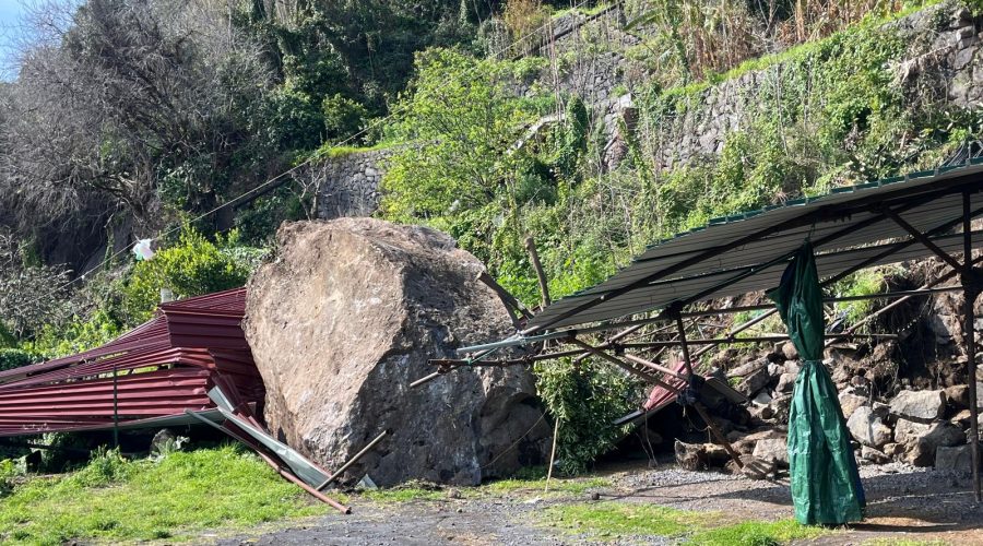 Crollo di un masso dalla Timpa a Santa Maria la Scala: stamane il sopralluogo