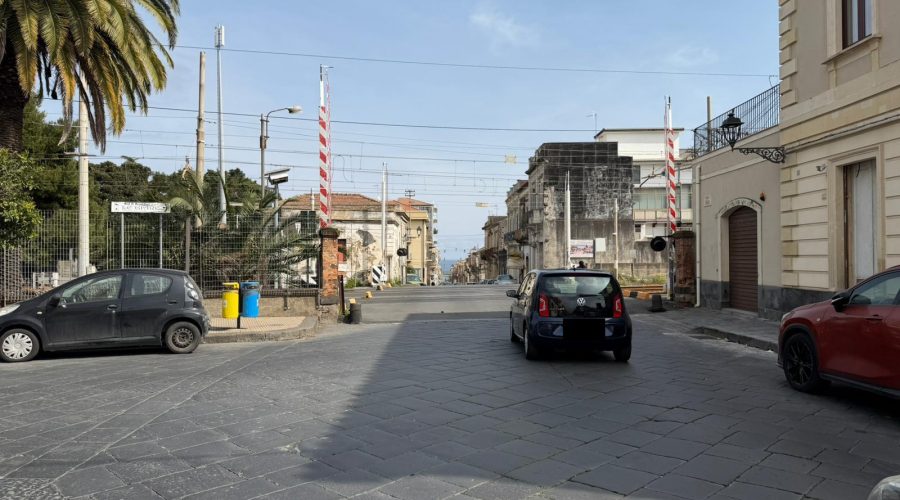Giarre, no alla soppressione del passaggio a livello di corso Italia. Primavera: “Una barriera tra Giarre e Riposto”
