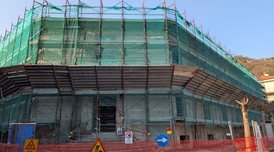 Francavilla, ristrutturazione della scuola di via Napoli: corteo di genitori e bambini per chiedere una sede alternativa. Il sindaco propone l’edificio ex Opera Pia