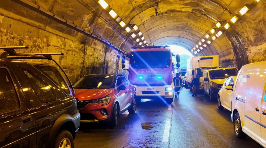 Autostrada A20: maxi tamponamento nella galleria Villafranca. Coinvolti circa 80 mezzi