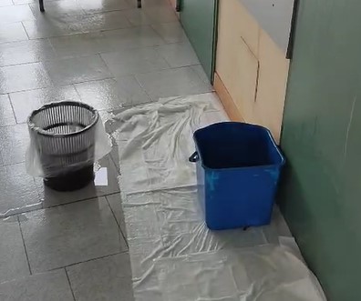 Giarre, infiltrazioni d&rsquo;acqua all&rsquo;ospedale &ldquo;San Giovanni e Sant&rsquo;Isidoro&rdquo;: secchi per contenere la pioggia nei corridoi VIDEO