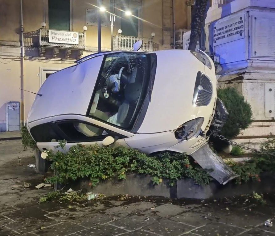 Giarre, incidente in via Callipoli: due feriti. Danneggiato il monumento ai Caduti