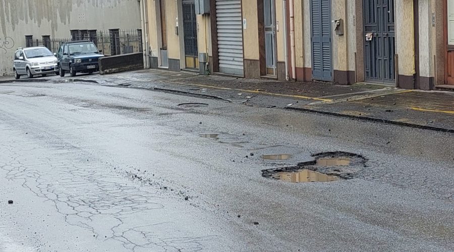 Giarre, emergenza strade: via Luminaria al collasso tra buche profonde e scarsa visibilità
