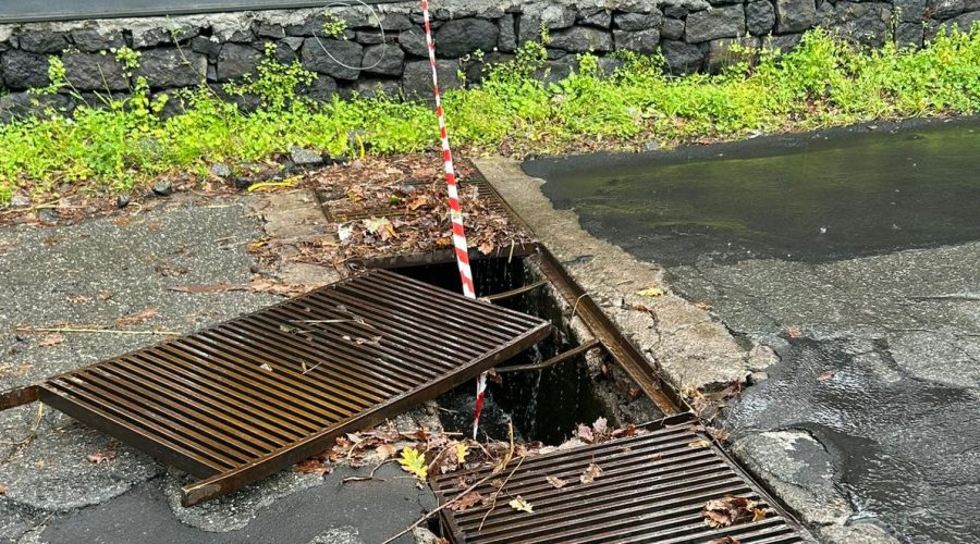 Giarre, caditoia “trappola” in via della Regione: pericolo quotidiano per automobilisti e centauri