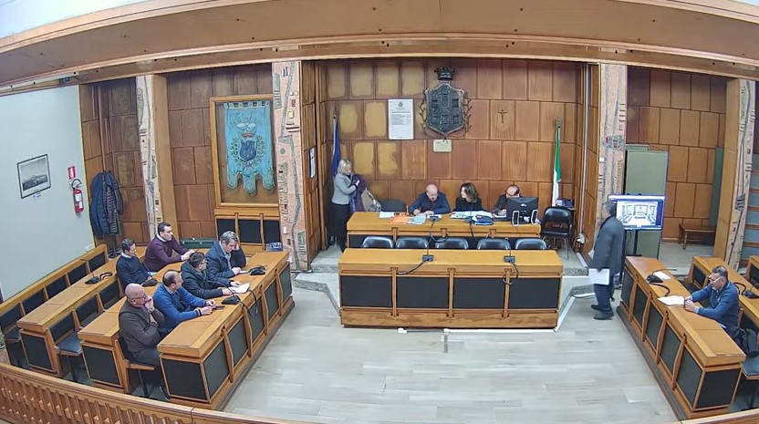 Giarre, Consiglio senza sindaco e giunta: malumori tra i consiglieri. Approvato l’atto di indirizzo per la Rottamazione