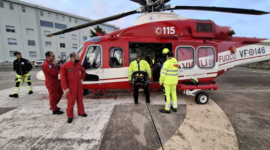 Etna, escursionisti in difficoltà sul versante Nord: intervento dell’elicottero dei Vigili del Fuoco