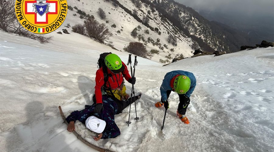 Etna, si affaccia dalla cresta della “Schiena dell’Asino” e scivola in un canalone innevato: ferita 28enne