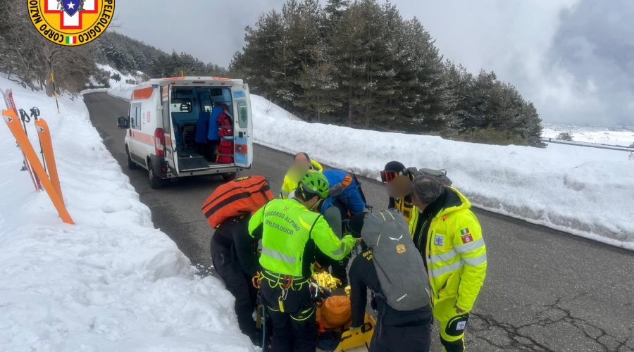 Etna, cade e si infortuna alla spalla: soccorso sciatore