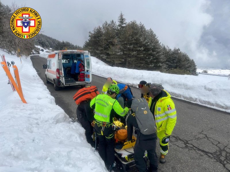 Etna, cade e si infortuna alla spalla: soccorso sciatore