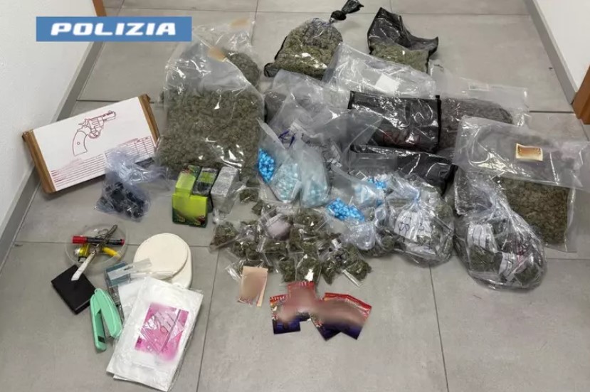 A casa con oltre 10 kg di droga ed una pistola: arrestato 62enne