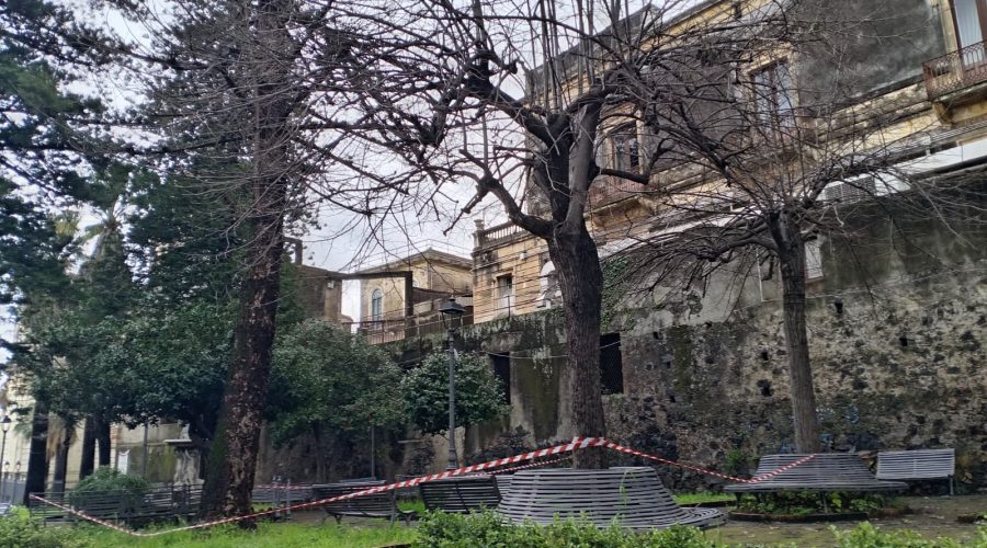 Giarre, violenta aggressione in pieno centro ai danni di un 16enne