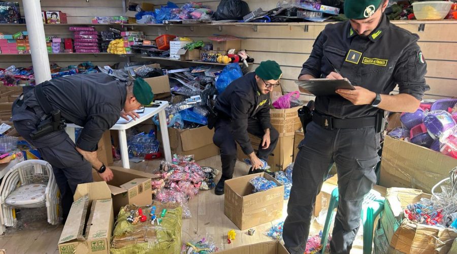 Accessori d’abbigliamento con marchi di griffe del lusso e migliaia giocattoli contraffatti: denunciato commerciante