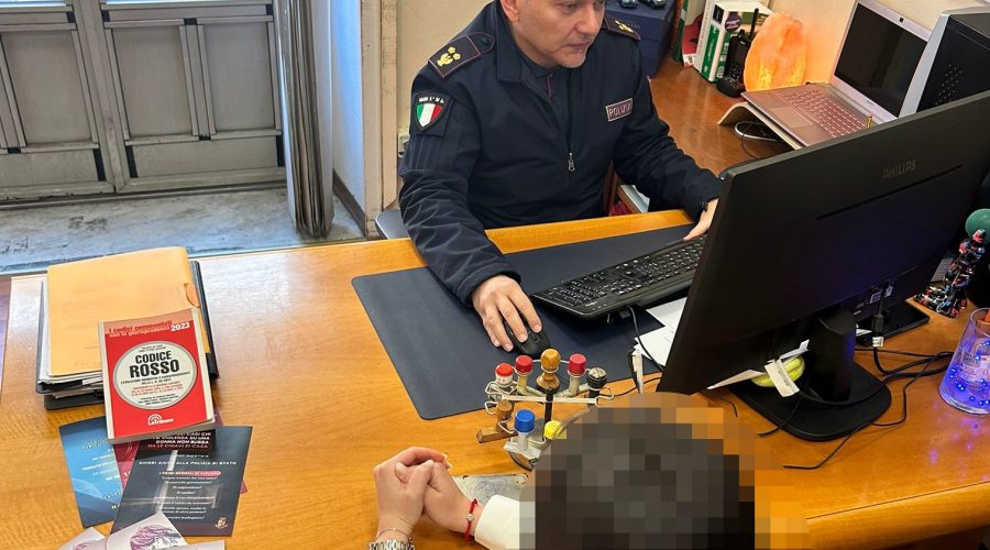 Palpeggia e tenta di baciare una donna in un esercizio pubblico: denunciato, scattano gli arresti per un 70enne
