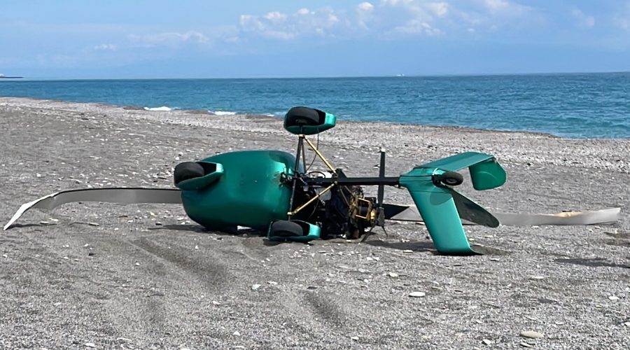 Fiumefreddo: atterraggio di emergenza in spiaggia per un deltaplano a motore. Illeso il pilota