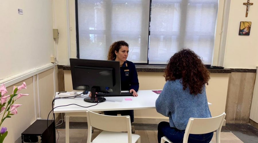 Ubriaco, incontra l’ex moglie fuori da un locale e la colpisce al volto con un pugno: arrestato