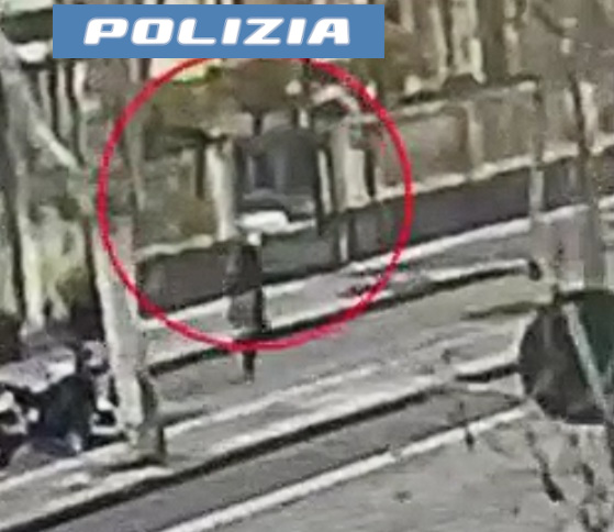 Aggredisce un anziano e gli ruba la pensione appena riscossa: individuato e arrestato 23enne VIDEO