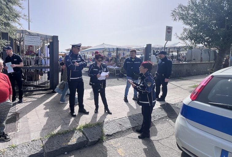 Riposto, controlli della Polizia Locale al mercato settimanale: verifiche su suolo pubblico, licenze e viabilità
