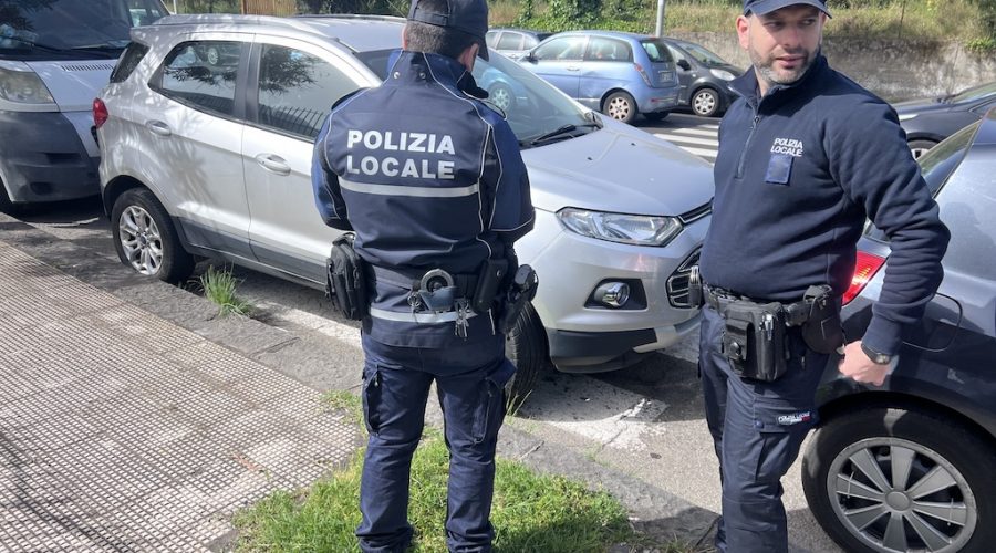 Riposto, giro di vite contro il parcheggio selvaggio nell’area mercatale: 35 sanzioni elevate dalla Polizia Locale