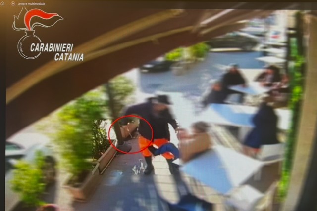 Accoltella un "ammiratore" della sorella: arrestato un 59enne VIDEO