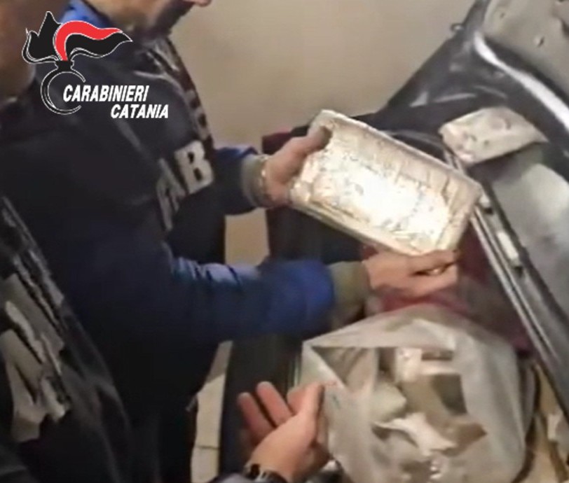 Nel garage nascondeva quasi 30 kg di droga: arrestato 43enne VIDEO