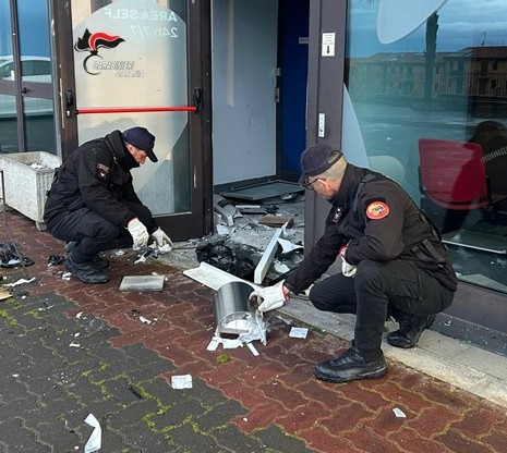 Carabinieri sventano un assalto ad un bancomat: inseguito e arrestato un malvivente
