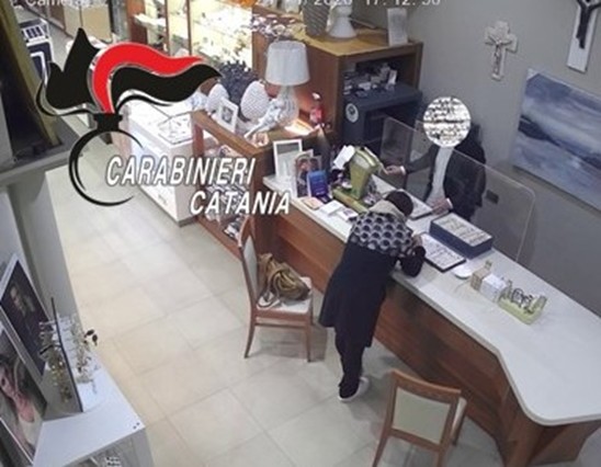 “Specializzata” in furto nelle gioiellerie: beccata una 43enne