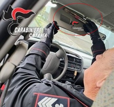 Piedimonte Etneo, un taglierino nel parasole e l’auto senza assicurazione: denunciato 42enne di Riposto