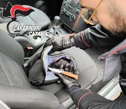 Piedimonte Etneo, aveva un coltello a serramanico nel borsello: denunciato 39enne
