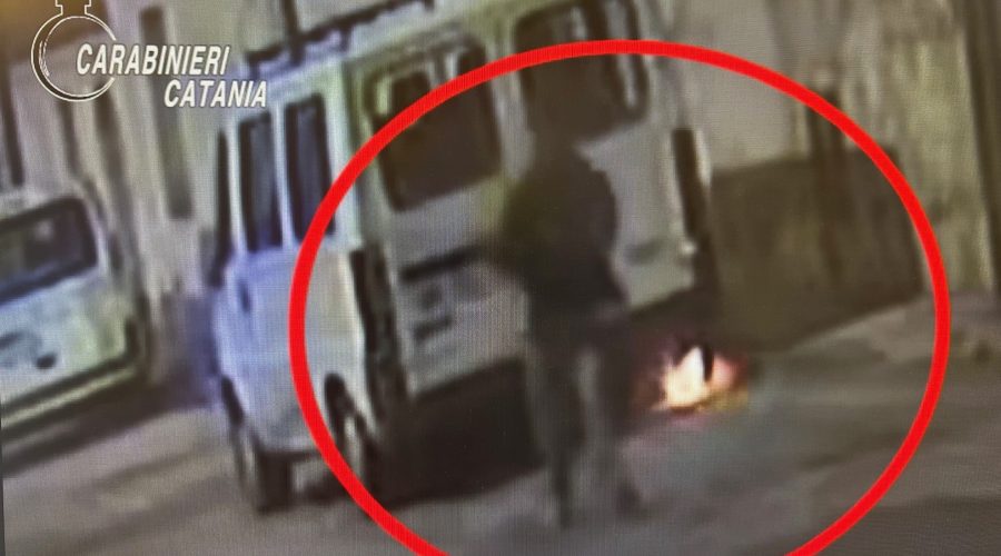 Randazzo, dà fuoco al furgone perché “troppo vicino casa”: scoperto e denunciato un 53enne VIDEO