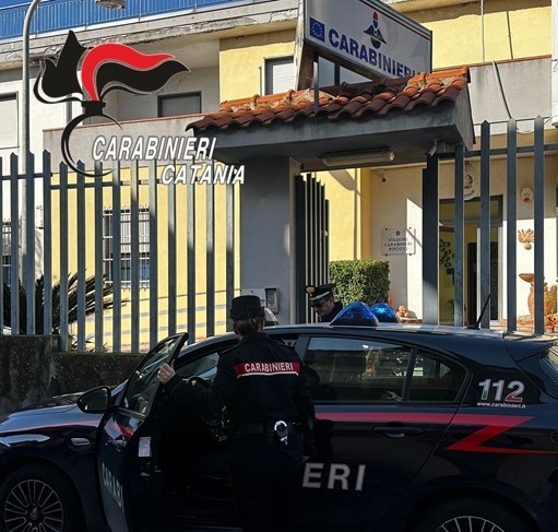 "Non trova i calzini" e picchia selvaggiamente l'anziana zia: arrestato ripostese
