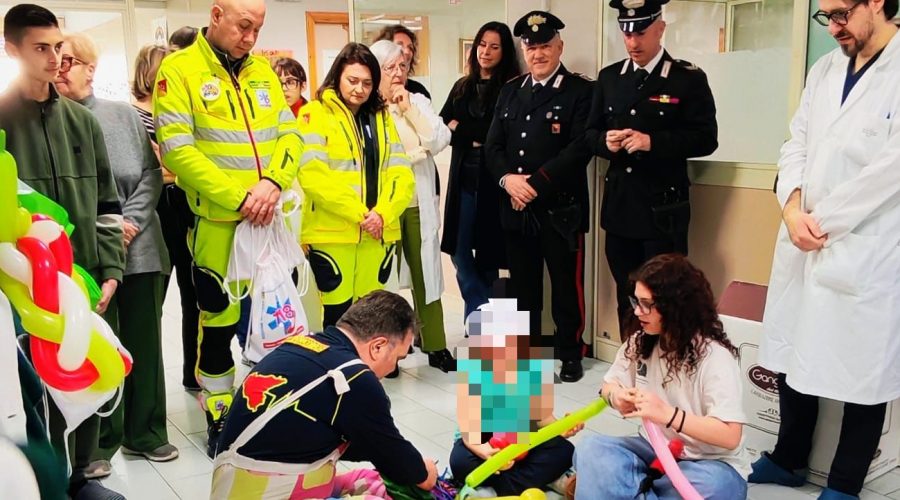 I Carabinieri in visita ai piccoli pazienti dell’Ospedale di Acireale