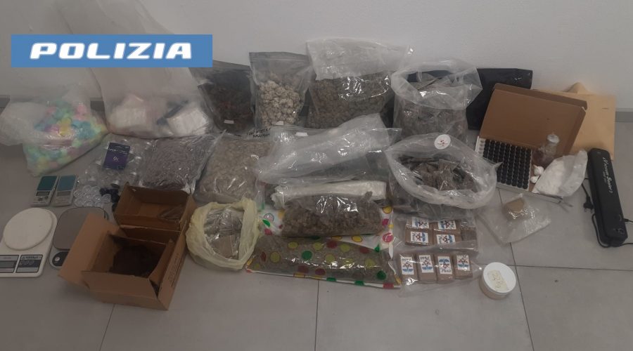 Appartamento trasformato in deposito di droghe: sequestrati oltre 20 kg di stupefacente. Due arresti VIDEO