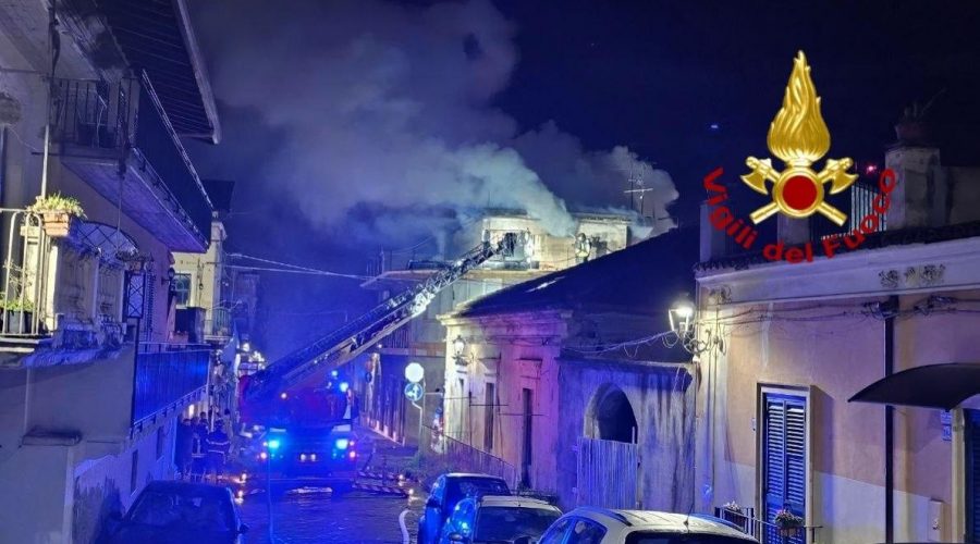 Incendio in una palazzina ad Aci Catena: intervento dei Vigili del Fuoco