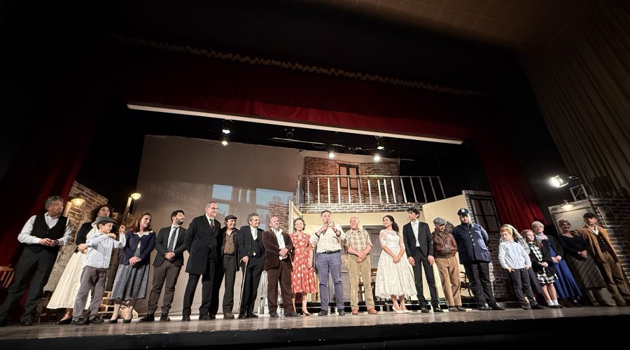 Teatro, tra legge e passione: “Uno sguardo dal ponte” conquista per intensità e rigore