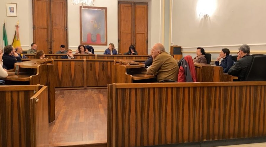 Riposto: il Consiglio comunale di boccia la mozione di adeguamento del gettone di presenza dei consiglieri comunali