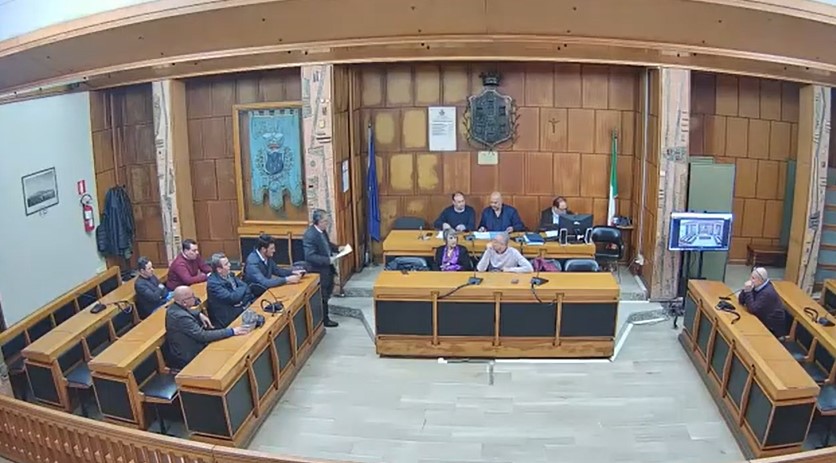 Giarre, “assessore alla tuttologia” e maggioranza “monca”: il Consiglio si spezza in due sedute