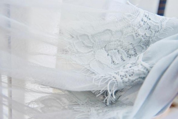 Ritorno al romanticismo: pizzi, seta e volant dominano la moda di questa primavera