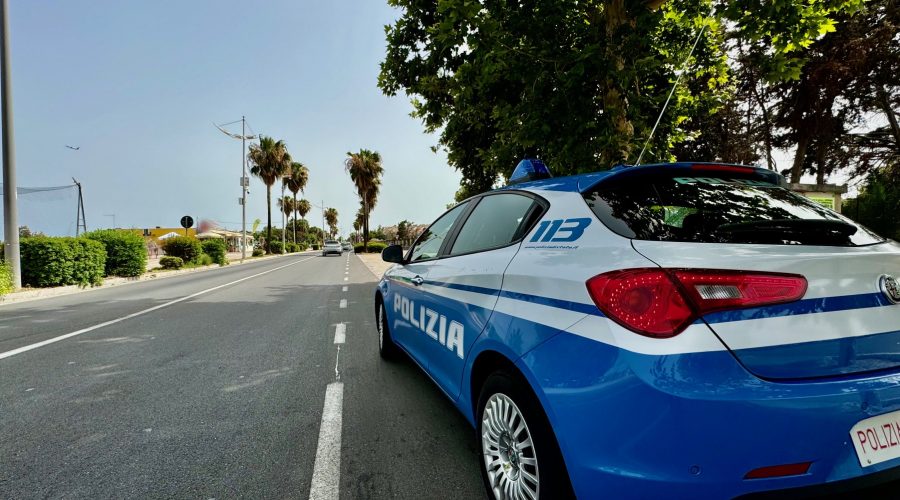 Prova a rubare a bordo dell’auto noleggiata da due turisti: arrestato ladro seriale
