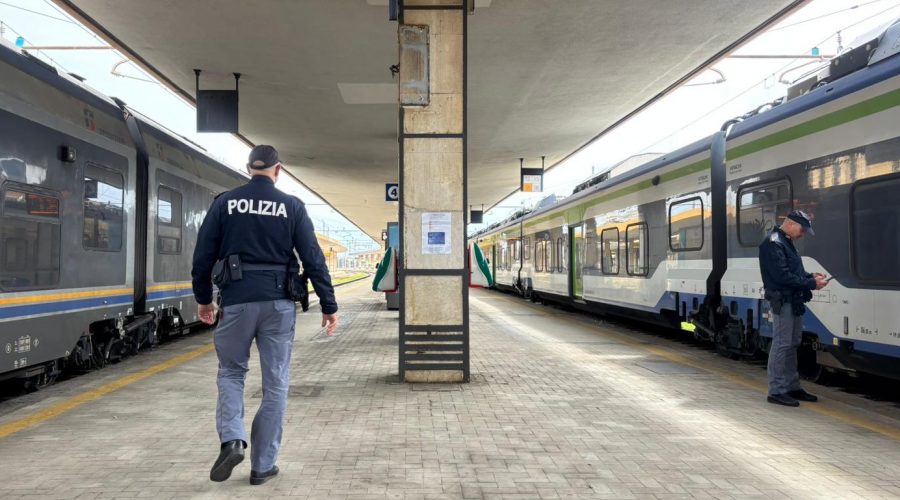 Sul treno senza biglietto aggredisce capotreno e poliziotti: arrestato