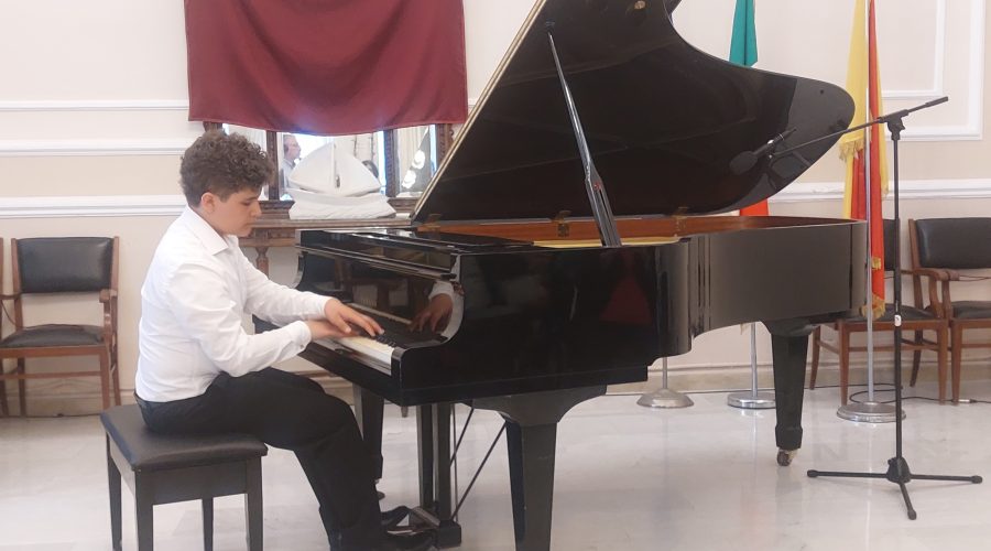 Standing ovation a Riposto per Edoardo Schilirò: a 13 anni incanta al pianoforte VIDEO
