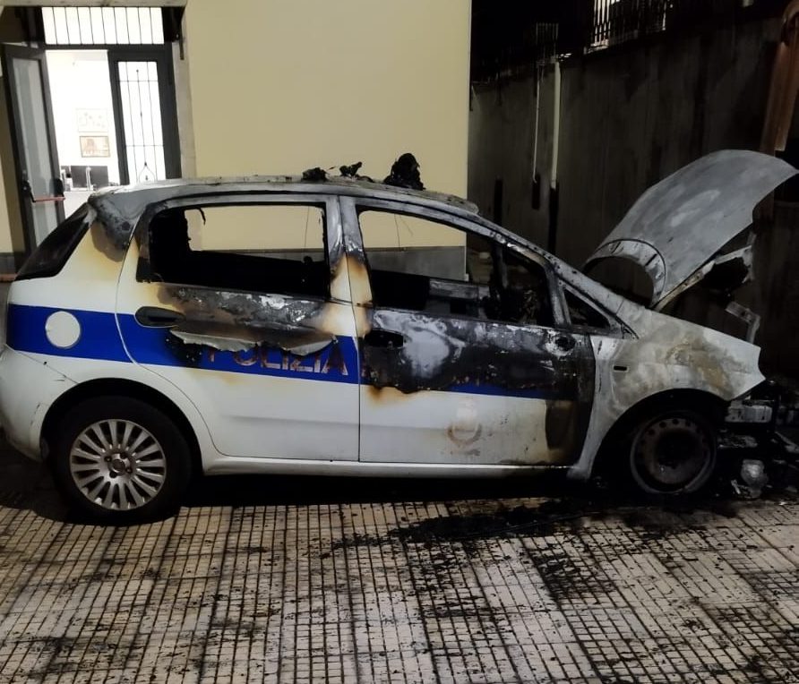 Santa Venerina: incendiata vettura della Polizia Municipale. Indagini in corso