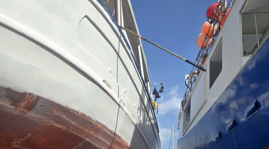 Cade da una scala in un cantiere navale di Riposto: intervento della Polizia Locale e del 118