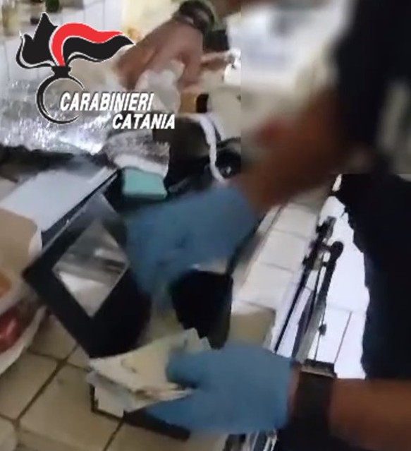 Acireale, droga e motocicli rubati in casa: arrestato un 53enne