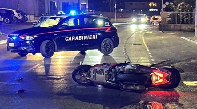 Rubano uno scooter e nella fuga si scontrano con una gazzella dei carabinieri: un 22enne arrestato e un 15enne denunciato