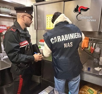 Cibi scaduti e senza tracciabilità: scattano i controlli dei NAS in due ristoranti a Randazzo