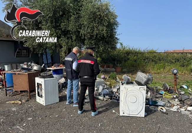 Riposto, il Nucleo Elicotteri Carabinieri localizza una discarica abusiva: denunciato un 51enne di Giarre