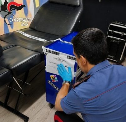 Riposto, carabinieri scoprono attività di tatuatore abusiva e droga in negozio
