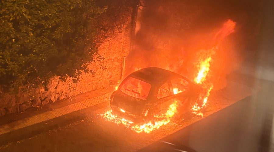 Incendio nella notte a Riposto: un’auto distrutta dalle fiamme. Paura tra i residenti